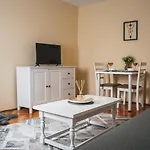 Central And Modern Apartment With Free Parking